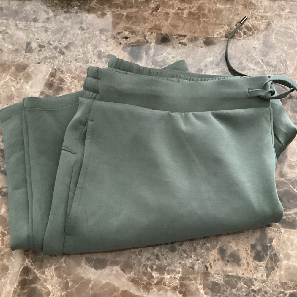 Women's Stylish Green Cropped Pants